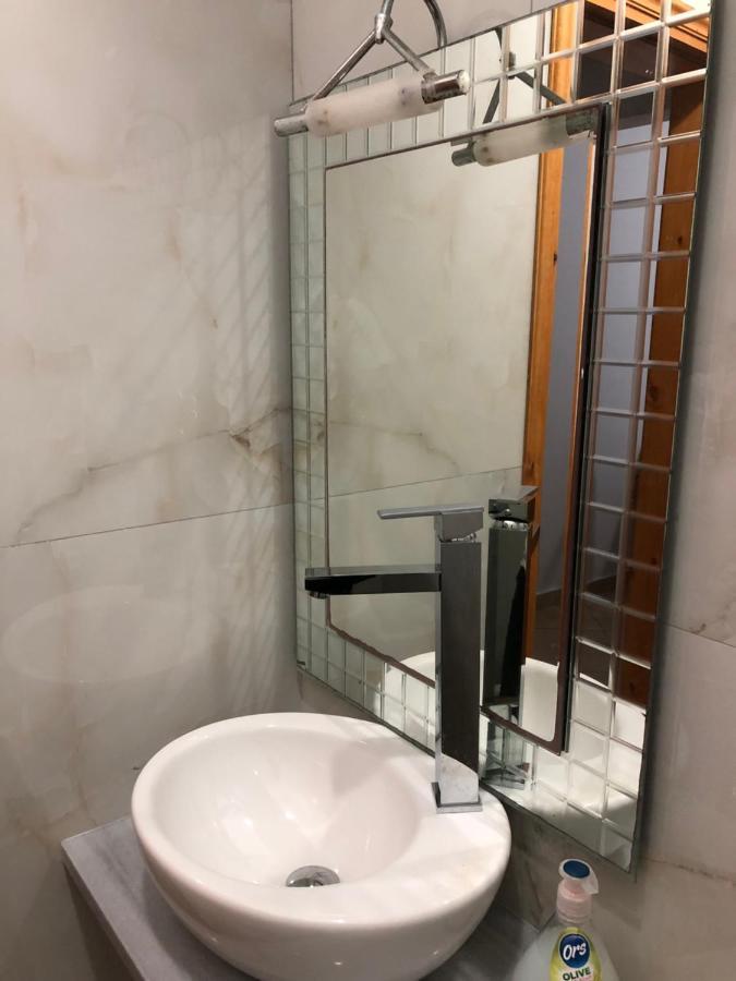 Center Hotel Pirro ฮีมาเรอ ภายนอก รูปภาพ