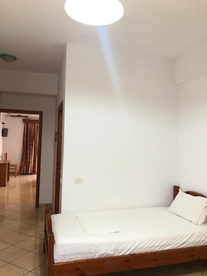 Center Hotel Pirro ฮีมาเรอ ภายนอก รูปภาพ