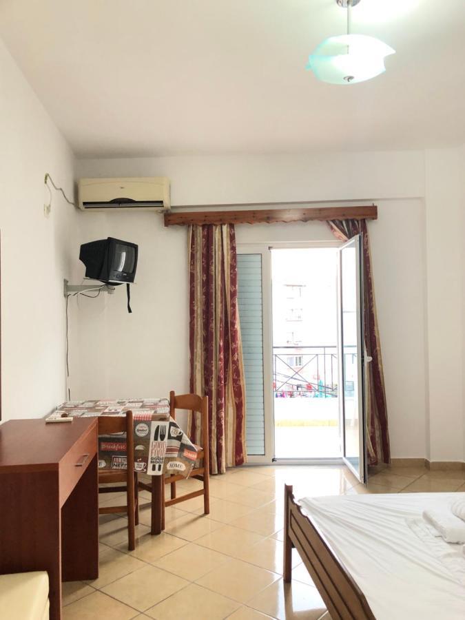 Center Hotel Pirro ฮีมาเรอ ภายนอก รูปภาพ