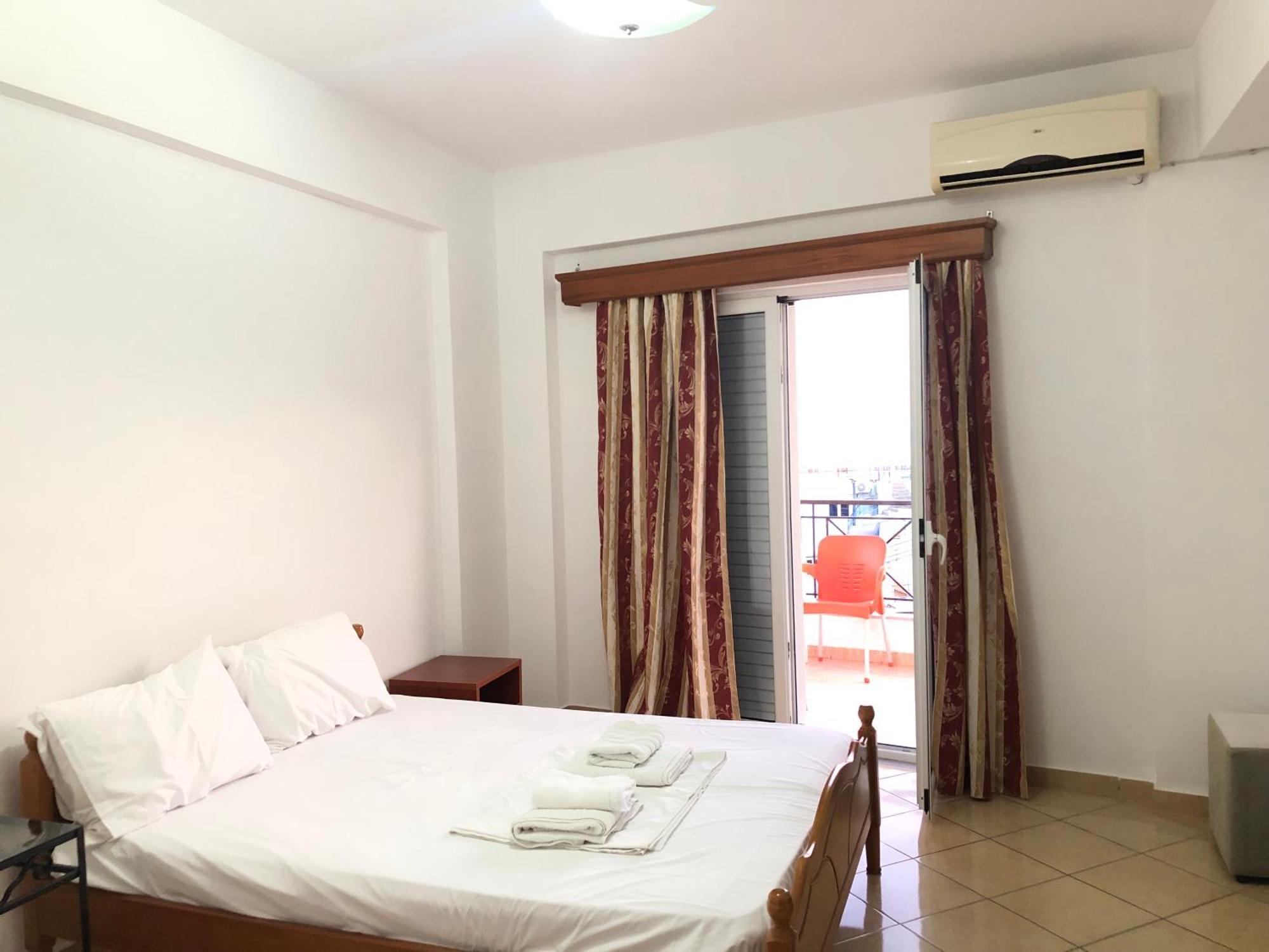 Center Hotel Pirro ฮีมาเรอ ภายนอก รูปภาพ